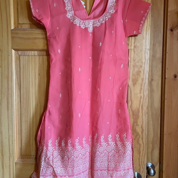 Women’s shalwar kameez. Never worn. Coral colored with digital print . - Picture 1 of 12